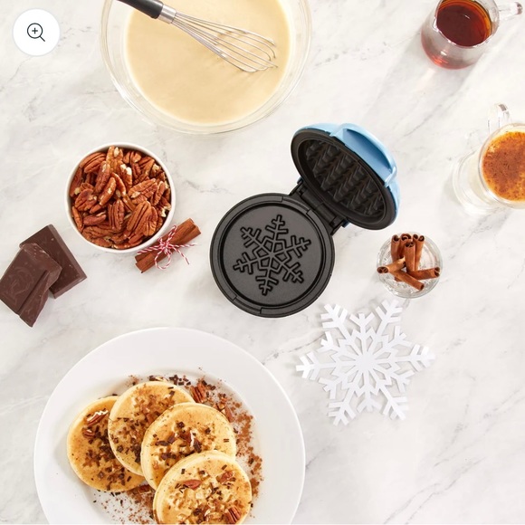 Dash Mini Waffle Maker (Blue/Snowflake) - Picture 4 of 5
